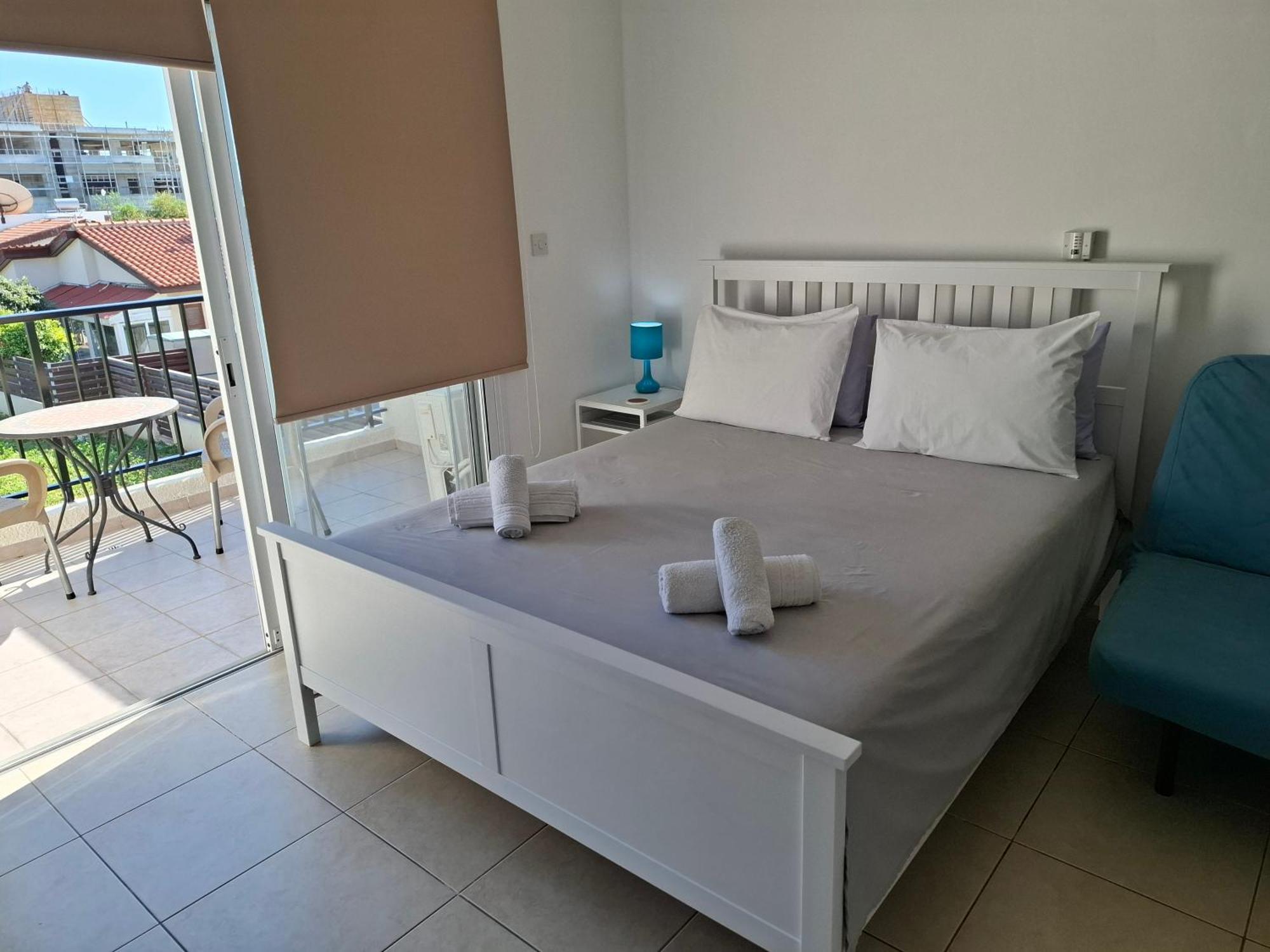 Apartment In Kato Pafos & 10 Min To Venus Beach Eksteriør billede
